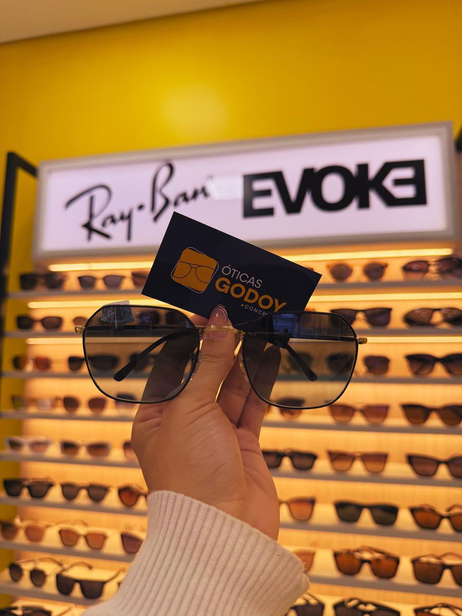 Vitrine com armações Ray-Ban e Evoke na Óticas Godoy Conceito